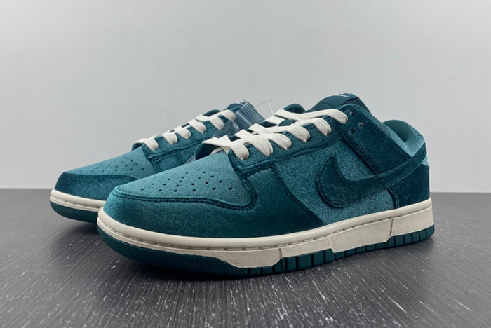 Nike Dunk Low ''Green Velvet'' DZ5224-300