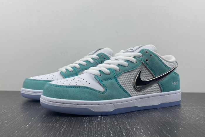 Dunk SACAI*NIKE SB Low FD2562-400