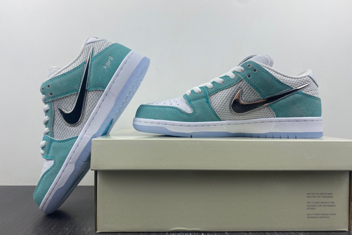 Dunk SACAI*NIKE SB Low FD2562-400