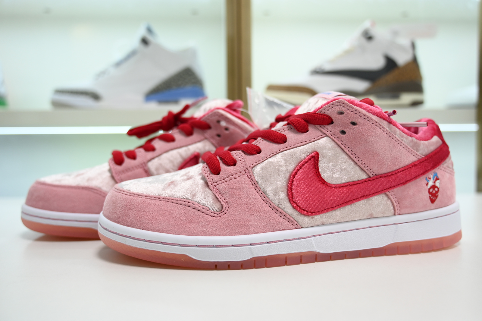 Nike SB Dunk Low x StrangeLove  Valentine